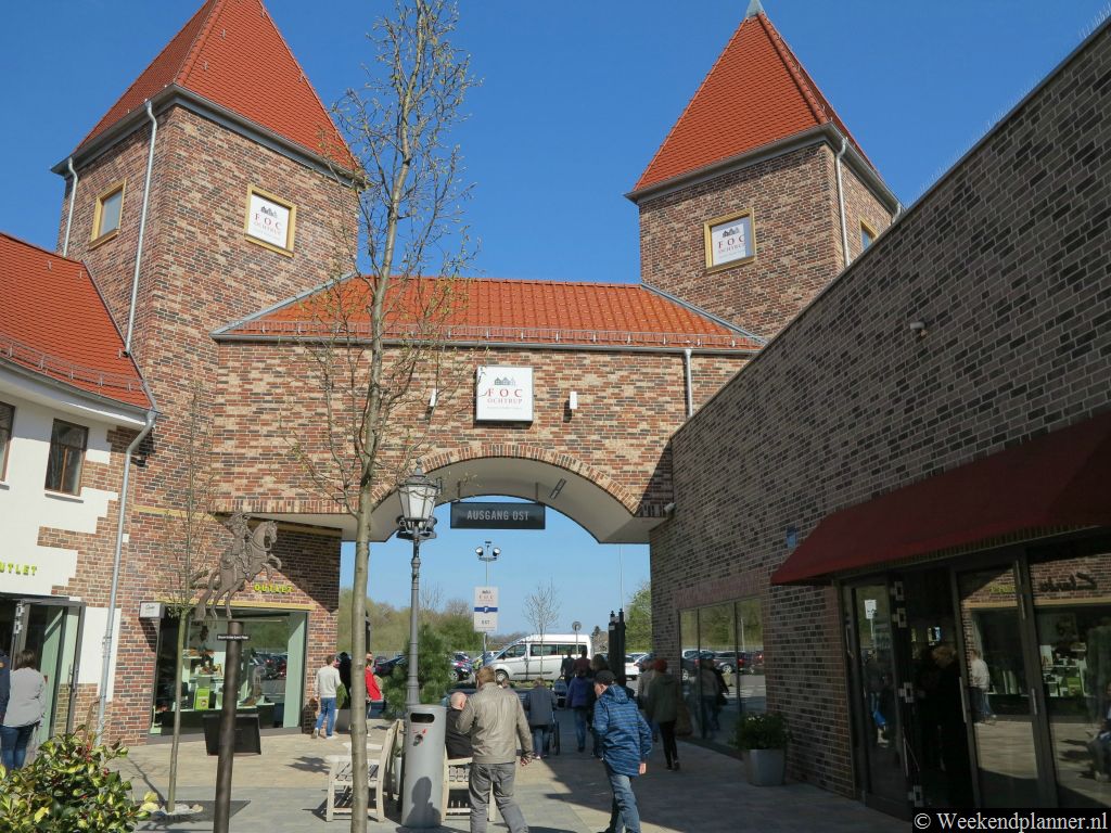 Ochtrup is met de auto goed te bereiken en u kunt o.a. bij de oostelijke ingang van het winkelcentrum gratis parkeren.Tip: Winkelen in het Designer Outlet Ochtrup.